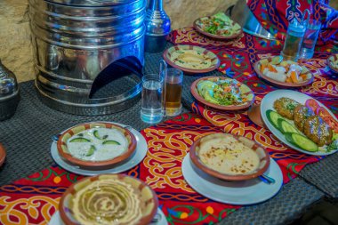 Kahvaltı, öğle ya da akşam yemeği için Ramazan doğulu yemek fotoğrafçılığı, fotoğraf, sığ alan derinliğine sahip seçici bir odak noktasıdır. Kahire Mısır 'da çekildi