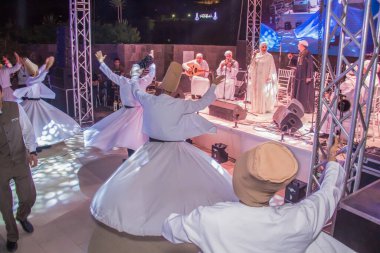 Mevlevi, Ramazan 'da bir çadırda dansçılar dairenin etrafında dönerler. Fotoğraf, yüzeysel alan derinliğiyle seçici bir odak noktasıdır. 22 Mayıs 2018 'de Kahire Mısır' da çekildi.