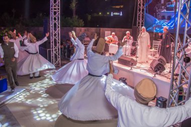 Mevlevi, Ramazan 'da bir çadırda dansçılar dairenin etrafında dönerler. Fotoğraf, yüzeysel alan derinliğiyle seçici bir odak noktasıdır. 22 Mayıs 2018 'de Kahire Mısır' da çekildi.