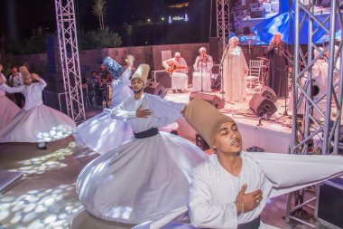 Mevlevi, Ramazan 'da bir çadırda dansçılar dairenin etrafında dönerler. Fotoğraf, yüzeysel alan derinliğiyle seçici bir odak noktasıdır. 22 Mayıs 2018 'de Kahire Mısır' da çekildi.