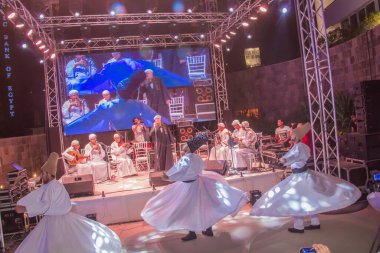 Mevlevi, Ramazan 'da bir çadırda dansçılar dairenin etrafında dönerler. Fotoğraf, yüzeysel alan derinliğiyle seçici bir odak noktasıdır. 22 Mayıs 2018 'de Kahire Mısır' da çekildi.