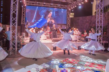 Mevlevi, Ramazan 'da bir çadırda dansçılar dairenin etrafında dönerler. Fotoğraf, yüzeysel alan derinliğiyle seçici bir odak noktasıdır. 22 Mayıs 2018 'de Kahire Mısır' da çekildi.