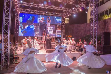 Mevlevi, Ramazan 'da bir çadırda dansçılar dairenin etrafında dönerler. Fotoğraf, yüzeysel alan derinliğiyle seçici bir odak noktasıdır. 22 Mayıs 2018 'de Kahire Mısır' da çekildi.