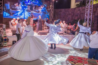 Mevlevi, Ramazan 'da bir çadırda dansçılar dairenin etrafında dönerler. Fotoğraf, yüzeysel alan derinliğiyle seçici bir odak noktasıdır. 22 Mayıs 2018 'de Kahire Mısır' da çekildi.