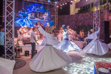 Mevlevi, Ramazan 'da bir çadırda dansçılar dairenin etrafında dönerler. Fotoğraf, yüzeysel alan derinliğiyle seçici bir odak noktasıdır. 22 Mayıs 2018 'de Kahire Mısır' da çekildi.