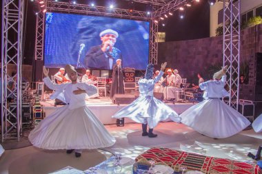 Mevlevi, Ramazan 'da bir çadırda dansçılar dairenin etrafında dönerler. Fotoğraf, yüzeysel alan derinliğiyle seçici bir odak noktasıdır. 22 Mayıs 2018 'de Kahire Mısır' da çekildi.
