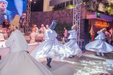Mevlevi, Ramazan 'da bir çadırda dansçılar dairenin etrafında dönerler. Fotoğraf, yüzeysel alan derinliğiyle seçici bir odak noktasıdır. 22 Mayıs 2018 'de Kahire Mısır' da çekildi.