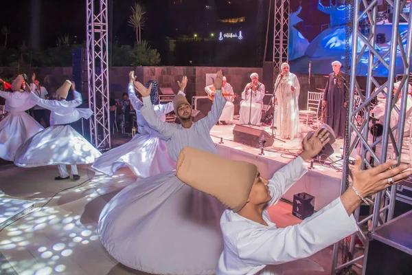 Mevlevi, Ramazan 'da bir çadırda dansçılar dairenin etrafında dönerler. Fotoğraf, yüzeysel alan derinliğiyle seçici bir odak noktasıdır. 22 Mayıs 2018 'de Kahire Mısır' da çekildi.