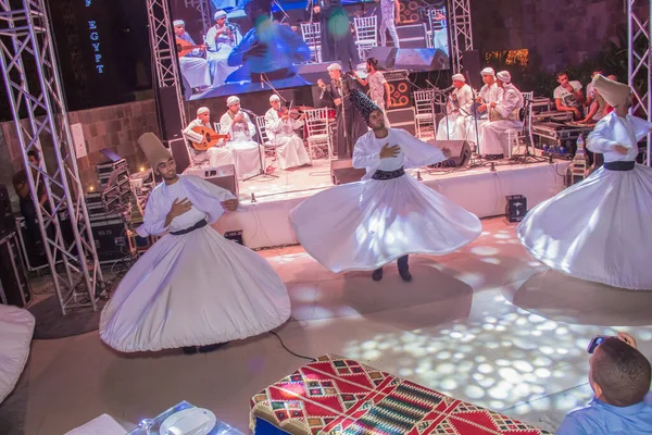 Mevlevi, Ramazan 'da bir çadırda dansçılar dairenin etrafında dönerler. Fotoğraf, yüzeysel alan derinliğiyle seçici bir odak noktasıdır. 22 Mayıs 2018 'de Kahire Mısır' da çekildi.