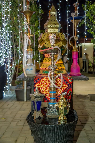 Oriental Ramazan Feneri ve Shisha fotoğrafçılığı. Fotoğraf, sığ alan derinliğine sahip seçici bir odak noktası. Kahire Mısır 'da çekildi