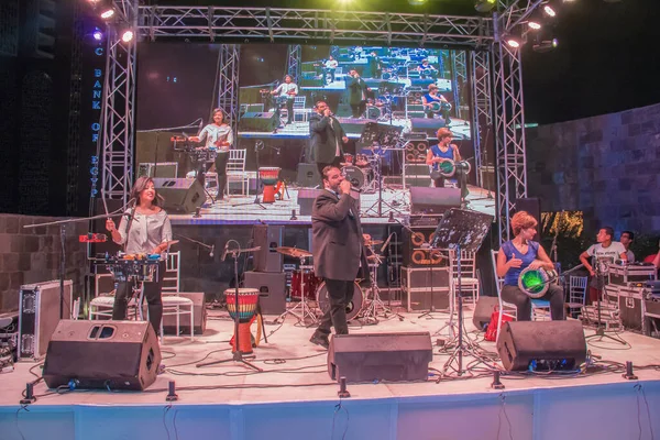 Ramazan Çadırı Müzikal Gösterisi Şarkıcı Perküsyonistler Sahneye Fotoğraf Yüzeysel Alan — Stok fotoğraf