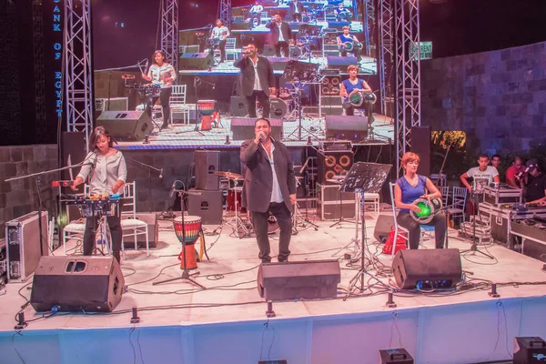 ラマダーンの音楽番組 ステージ上の歌手やパーカッショニスト 写真は被写界深度が浅い選択焦点です 2018年5月22日カイロエジプトで撮影 — ストック写真