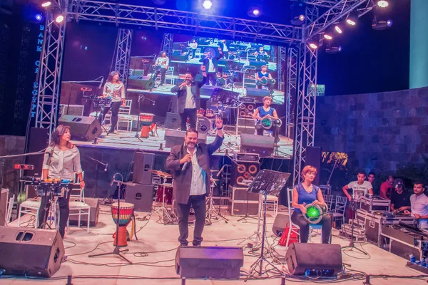 Tenda Ramadan Spettacolo Musicale Cantante Percussionisti Sul Palco Foto Messa — Foto Stock