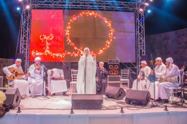 Ramazan çadırı müzikal gösterisi. Şarkıcı ve müzik grubu sahnede. Fotoğraf, yüzeysel alan derinliğiyle seçici bir odak noktasıdır. 22 Mayıs 2018 'de Kahire Mısır' da çekildi. 
