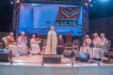 Ramazan çadırı müzikal gösterisi. Şarkıcı ve müzik grubu sahnede. Fotoğraf, yüzeysel alan derinliğiyle seçici bir odak noktasıdır. 22 Mayıs 2018 'de Kahire Mısır' da çekildi. 