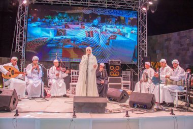 Ramazan çadırı müzikal gösterisi. Şarkıcı ve müzik grubu sahnede. Fotoğraf, yüzeysel alan derinliğiyle seçici bir odak noktasıdır. 22 Mayıs 2018 'de Kahire Mısır' da çekildi. 