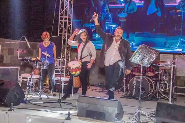 斋月帐篷音乐剧 歌手和打击乐演奏家在舞台上 摄影是场深度浅 有选择性的聚焦 2018年5月22日于埃及开罗 — 图库照片