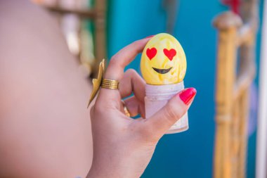 Mısır Otellerinde Paskalya Festivali Kutlaması, yumurta ve tavşan boyama. Fotoğraf, yüzeysel alan derinliğiyle seçici bir odak noktasıdır. 9 Nisan 2018 'de Kahire Mısır' da çekildi.