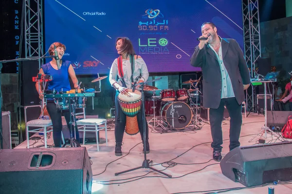 ラマダーンの音楽番組 ステージ上の歌手やパーカッショニスト 写真は被写界深度が浅い選択焦点です 2018年5月22日カイロエジプトで撮影 — ストック写真