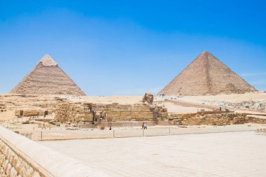 Mısır Antikası, Arkeoloji Fotoğrafçılığı, Büyük Giza Piramidi, Cheops Piramidi, Fotoğraf sığ alan derinliği ile seçici bir odak noktasıdır. Kahire Mısır 'ı 6 Mart 2023' te aldı.