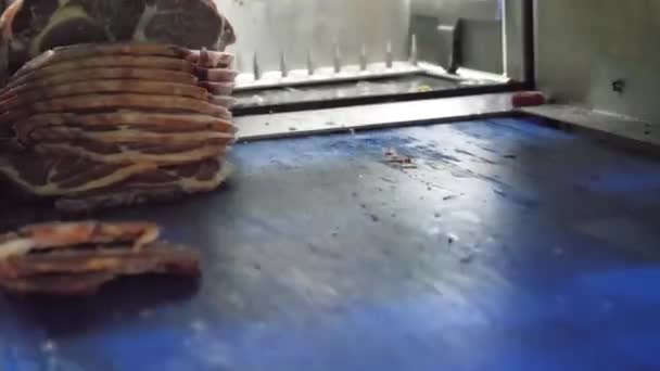 食品工場のビデオ映像で機械で肉をスライス それはフィルドの浅い深さの選択的な焦点 — ストック動画