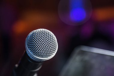 Bulanık arkaplanı olan soyut Metal Mic, Kahire Mısır konserinde çekilen seçici odak noktasıdır.