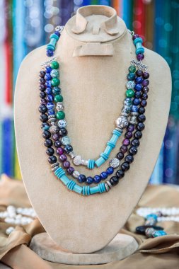 Suç ortaklığı, mücevher kolyesi, fotoğraf seçici odak noktası ve derin alan derinliği. Kahire Mısır 'da çekilmiş.