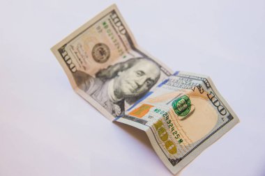 Amerikan parası, Amerika Birleşik Devletleri doları beyaz arka planda izole edildi, çekimler sığ alan derinliği ile seçici odak noktasıdır.