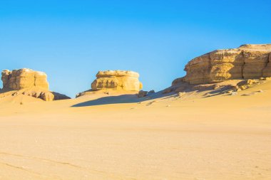 Fayoum Kaya Taşı Çölü için soyut sanat çekimi, sarı kumlar ve kayalar, mavi gökyüzü, fotoğraf seçici odak noktası sığ alan derinliği, Mısır