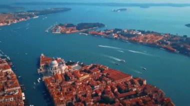 Venedik için uçan tam HD 10180 video görüntüsü. Yüksek açılı Europ, yüksek açılı görüntü, HD biçimi, sığ alan derinliği olan seçici odaklı.