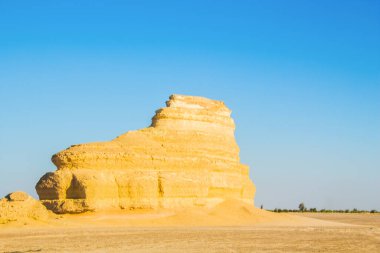 Fayoum Kaya Taşı Çölü için soyut sanat çekimi, sarı kumlar ve kayalar, mavi gökyüzü, fotoğraf seçici odak noktası sığ alan derinliği, Mısır