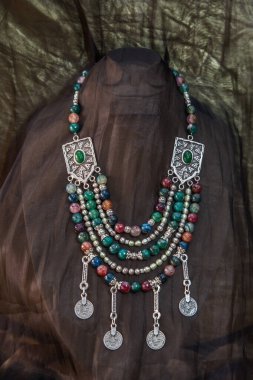 Soyut Sanat Aksesuarları, Mücevher Kolye, Mücevher Taşı, El yapımı, Fotoğraf seçici odak noktasıdır. Kahire Mısır 'da çekilmiş.