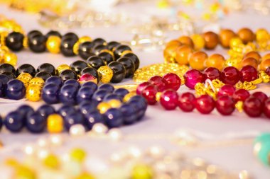 Soyut Sanat Aksesuarları, Mücevher Kolye ve gümüş renkli bilezik, değerli taş, beyaz doku arka planı, sanatsal stil, fotoğraf seçici odak noktasıdır. Kahire Mısır