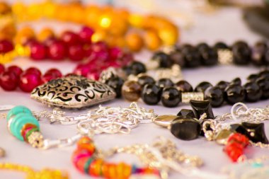 Soyut Sanat Aksesuarları, Mücevher Kolye ve gümüş renkli bilezik, değerli taş, beyaz doku arka planı, sanatsal stil, fotoğraf seçici odak noktasıdır. Kahire Mısır