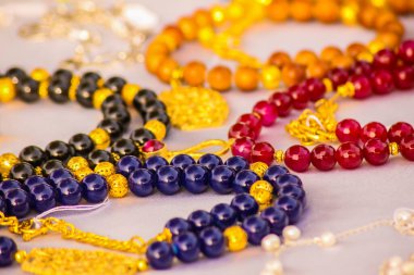 Soyut Sanat Aksesuarları, Mücevher Kolye ve gümüş renkli bilezik, değerli taş, beyaz doku arka planı, sanatsal stil, fotoğraf seçici odak noktasıdır. Kahire Mısır