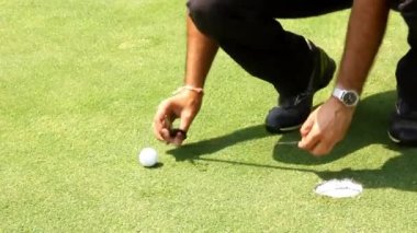Tam HD 1080 spor video görüntüsü, golfçü skorunu yeşil peyzaj, cebinde golf topu, açık hava yaşam tarzı film üretimi, Katamia Dune, Kahire Mısır 'da çekildi 