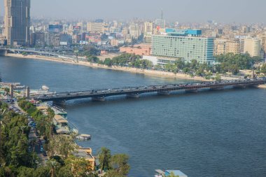 Zamalek Mahallesi, Kahire şehir merkezi, yeşil manzara, Kahire Kulesi, Kahire Operası, Al Ahly Kulübü, Nehir Nil, çekim alanı sığ, Mısır derinliği ile seçici bir bakış açısı.