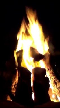 Tam HD 1080 Fps dikey video görüntüleri, parlayan kamp ateşi, gece pikniği, siyah arka plan
