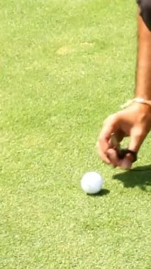 Tam HD 1080 spor video görüntüsü, ayakçı skorunu yeşil peyzaj, cebinde golf topu, açık hava yaşam tarzı film prodüksiyonu,