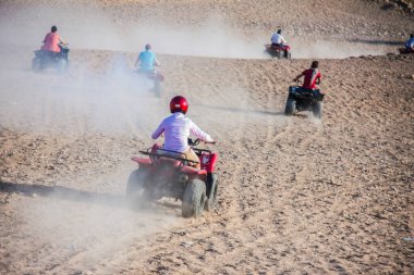 Turizm kutsal spor aktivitesi, 4x4 numaralı yolda güvenli çöl yolculuğu, neşeli mutlu insanlar çok eğlenceli vakit geçiriyor, sahllow derinliğindeki bir alanda seçici bir odak noktası, 15 Haziran 2015 'de Kahire Mısır.