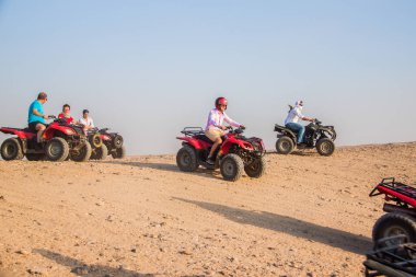 Turizm kutsal spor aktivitesi, 4x4 numaralı yolda güvenli çöl yolculuğu, neşeli mutlu insanlar çok eğlenceli vakit geçiriyor, sahllow derinliğindeki bir alanda seçici bir odak noktası, 15 Haziran 2015 'de Kahire Mısır.