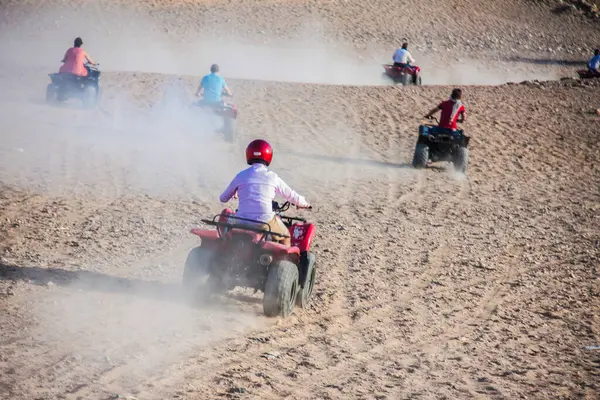 Turizm kutsal spor aktivitesi, 4x4 numaralı yolda güvenli çöl yolculuğu, neşeli mutlu insanlar çok eğlenceli vakit geçiriyor, sahllow derinliğindeki bir alanda seçici bir odak noktası, 15 Haziran 2015 'de Kahire Mısır.