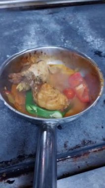 Tam HD dikey video görüntüleri 1080 30 fps, sıcak buhar yiyeceği, üst açı makaraları, lezzetli yemek filmleri üretimi, makaralar, seçici odak, sığ alan derinliği
