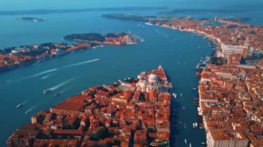 Venedik için uçan tam HD 1080 video görüntüsü. Yüksek açılı Europ, yüksek açılı görüntü, HD biçimi, sığ alan derinliği olan seçici odaklı.