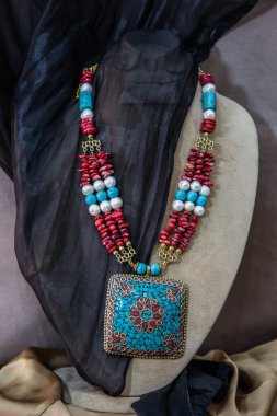 Suç ortaklığı, mücevher kolyesi, fotoğraf seçici odak noktası ve derin alan derinliği. Kahire Mısır 'da çekilmiş.