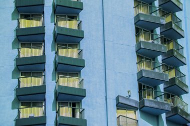 Balkon manzaralı, şehir merkezli. Kahire Mısır 'da modern bir yüksek mavi bina verandasının çekimi, fotoğraf seçici bir odak noktasıdır.