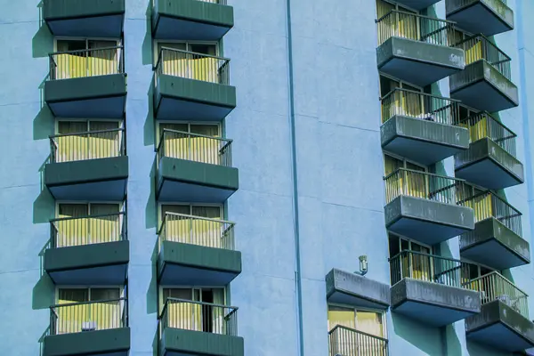 Balkon manzaralı, şehir merkezli. Kahire Mısır 'da modern bir yüksek mavi bina verandasının çekimi, fotoğraf seçici bir odak noktasıdır.
