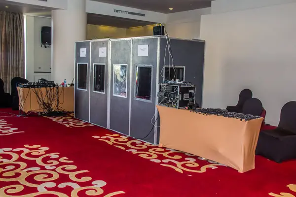 Çeviri Eşzamanlı Yorum Dili Konferansı Kabine Odası, kulaklık, kulaklık, seçici odak, sığ alan derinliği, 26 Kasım 2019 'da Kahire Mısır' da çekildi.