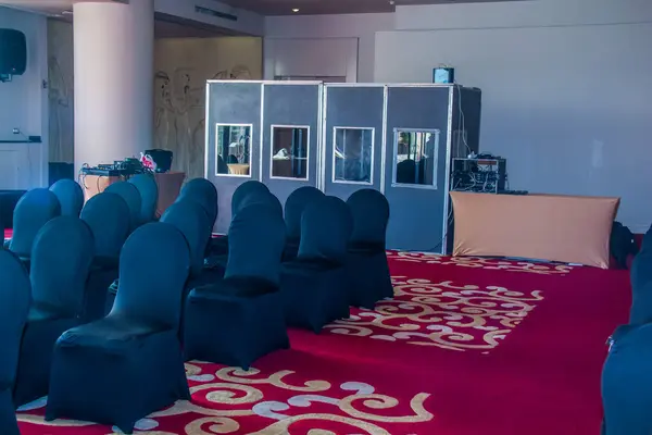 Çeviri Eşzamanlı Yorum Dili Konferansı Kabine Odası, kulaklık, kulaklık, seçici odak, sığ alan derinliği, 26 Kasım 2019 'da Kahire Mısır' da çekildi.