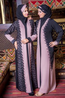 Editoryal moda fotoğrafçılığı, Abaya çekim, İslami kıyafet, peçeli kadın, çekim 27 Şubat 2018 tarihinde Kahire Mısır 'da çekilen sığ alan derinliği ile seçici odak